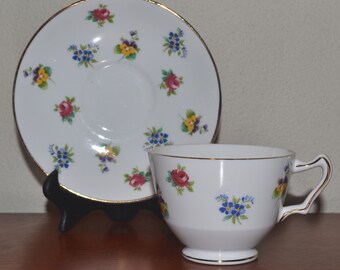 Krone, Staffordshire Tee-Tasse und Untertasse, Rose Stiefmütterchen Muster Vintage-Artikel von 1970