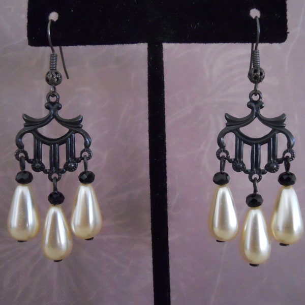 Black and Ivory Vintage Teardrop Pearl Chandelier Earrings Vintage Glass Pearls Victorian Edwardian Antique Style OOAK Steampunk Bridal