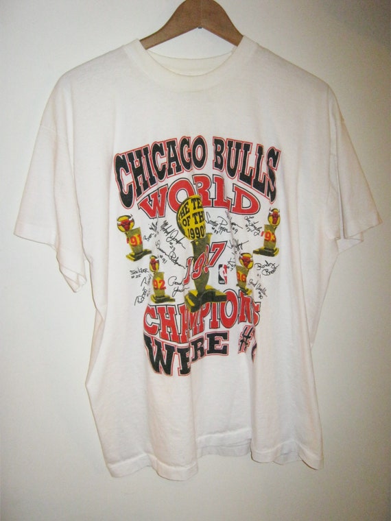 Vintage Chicago Bulls 3-Peat White T-Shirt Sz. M
