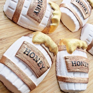 Oatmeal, Milk & Honey Scented Bath Bomb | Surprise Colors Inside