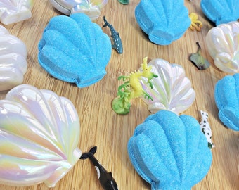 Seashell Bath Bomb with Toy Inside | Kiwi Strawberry Scent