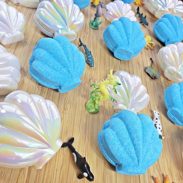 Bomba de baño de concha con juguete en el interior / Aroma a kiwi y fresa