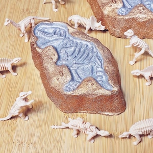 XL Dinosaur Fossil Bath Bomb: 2 Dino Skeleton Toys Inside