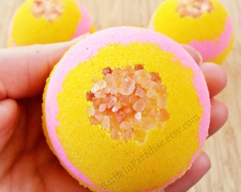 Pink Grapefruit Bath Bomb: Himalayan Salt, Fruity Scent