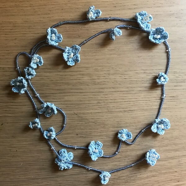 Collana uncinetto fiori e perline, collana azzurra, collana fiori, collane lunghe, regalo per lei