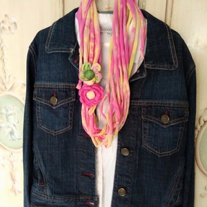 Stoffhalskette, mehrsträngige Halsketten, Boho-Halsketten, vegane Halsketten, recycelter Schmuck, nickelfreier Schmuck, Freundgeschenk, Stoffblumenhalskette