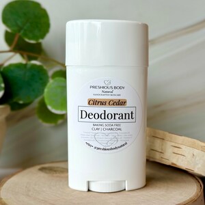 Puede incluir: Barra de desodorante blanca con una etiqueta que dice "PRESHIOUS BODY Natural HANDCRAFTED SKINCARE Citrus Cedar Deodorant BAKING SODA FREE CLAY | CHARCOAL *etsy @preshiousbodynatural"