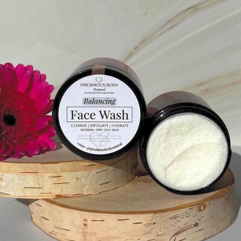 Puede incluir: Un tarro blanco con tapa negra y una etiqueta blanca que dice "PRESHIOUS BODY Natural HANDCRAFTED SKINCARE Balancing Face Wash CLEANSE | EXFOLIATE | HYDRATE NORMAL-DRY-OILY SKIN etsy @preshiousbodynatural"