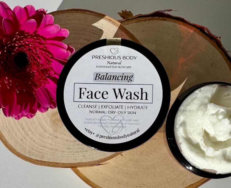 Puede incluir: Un tarro negro con una etiqueta blanca que dice "PRESHIOUS BODY Natural HANDCRAFTED SKINCARE Balancing Face Wash CLEANSE | EXFOLIATE | HYDRATE NORMAL-DRY-OILY SKIN Nataral *Onnle* Coconut oil *Cartile* soap Sodium Normate essentiall of Lavender, *etsy* @preshiousbodynatural"