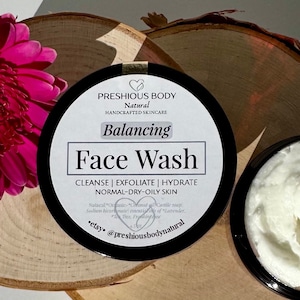 Puede incluir: Un tarro negro de lavado facial equilibrante con una etiqueta blanca. La etiqueta dice "PRESHIOUS BODY Natural HANDCRAFTED SKINCARE Balancing Face Wash CLEANSE | EXFOLIATE | HYDRATE NORMAL-DRY-OILY SKIN Natural Organic-Coconut oil Castile soap Sodium bicarbonate essentials of Lavender, Tea Tree, Frankincense .etsy. @preshiousbodynatural"