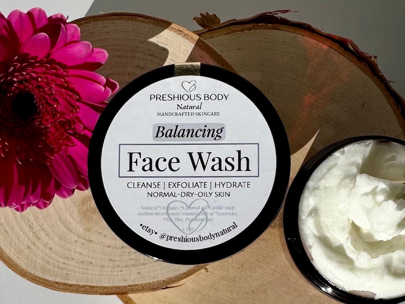 Puede incluir: Un tarro negro de lavado facial equilibrante con una etiqueta blanca. La etiqueta dice "PRESHIOUS BODY Natural HANDCRAFTED SKINCARE Balancing Face Wash CLEANSE | EXFOLIATE | HYDRATE NORMAL-DRY-OILY SKIN Natural Organic-Coconut oil Castile soap Sodium bicarbonate essentials of Lavender, Tea Tree, Frankincense .etsy. @preshiousbodynatural"