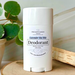 Może przedstawiać: Biały dezodorant w sztyfcie z etykietą z napisem "PRESHIOUS BODY Natural HANDCRAFTED SKINCARE Lavender Tea Tree Deodorant BAKING SODA FREE ORIGINAL *etsy @preshiousbodynatural"