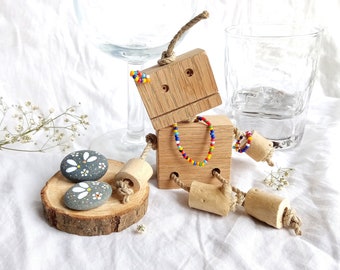 Decoración de madera reciclada, set de 4 piezas: pequeño robot de madera, arandela de madera reciclada y 2 piedras pintadas, personaje de madera, figura de madera