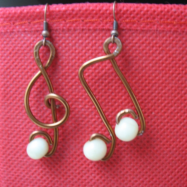 Boucles d'oreilles WIRE and WRAP en aluminium, forme clé de sol et notes de musique avec perles