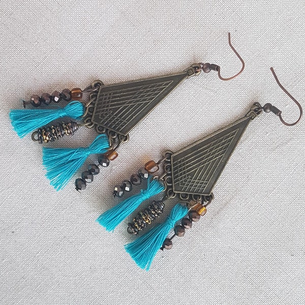 Boucles d'oreilles avec connecteur triangle bronze et ponpons bleu et diverses breloques bronze et perles