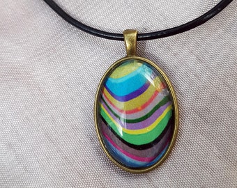 Cabochon bronze très coloré, sur un cordon cuir avec chaîne d'allonge