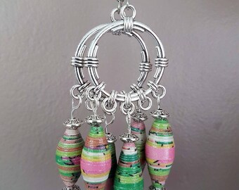 Boucles d'oreilles style créole en perles de papier recyclé et vernis dans des tons de vert pâle et rose