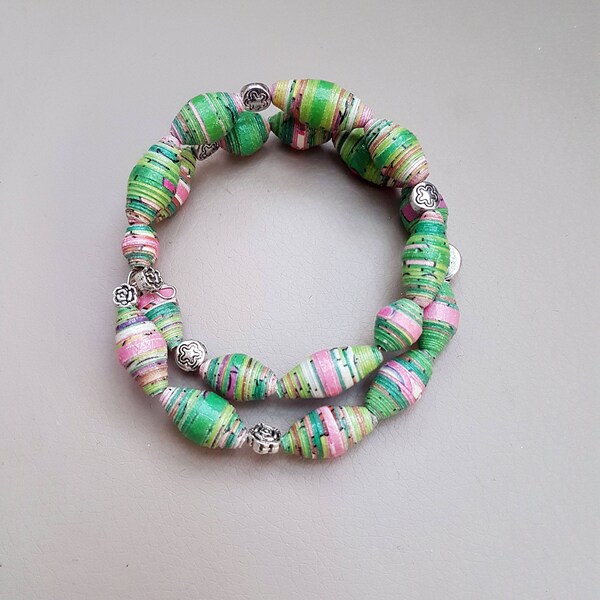 Bracelet à mémoire de forme en acier avec des perles de papier recyclé et vernis