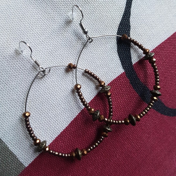 Boucles d'oreilles style créole en perles de rocailles marron chocolat et des petits cristaux assortis