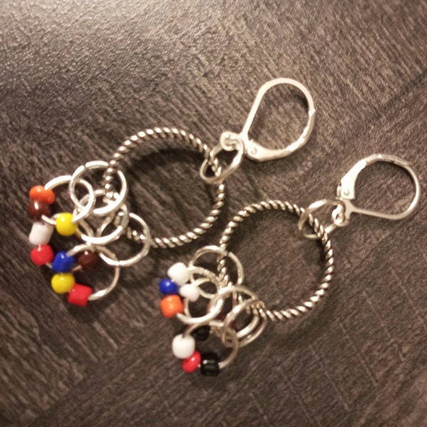 boucles d'oreilles sur un pendentif original, avec un mélange de perles de rocaille multicolores