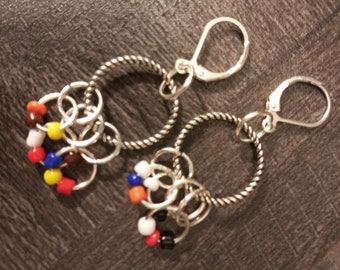 boucles d'oreilles sur un pendentif original, avec un mélange de perles de rocaille multicolores