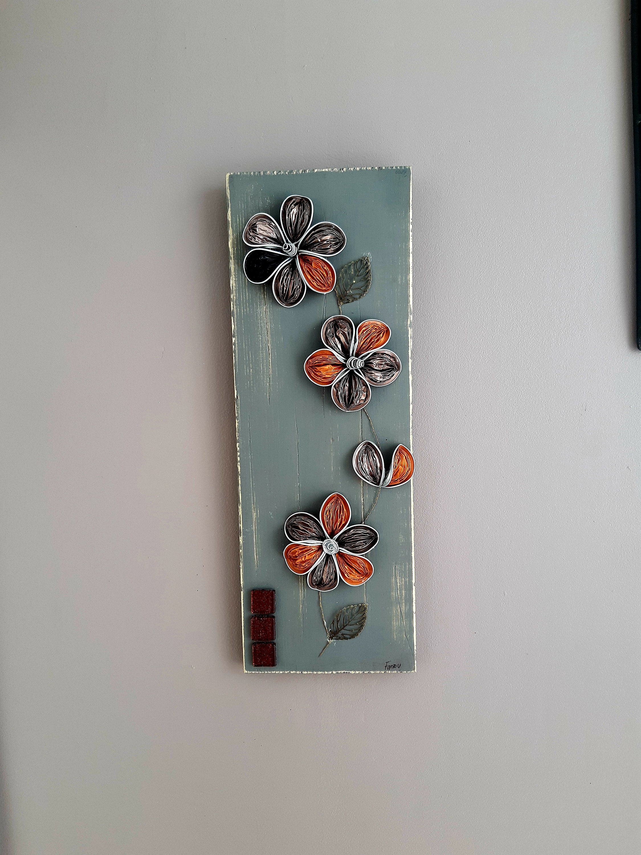 Tableau Fleuri sur Bois Léger Teinté Cérusé Gris, à Base de Capsules Nespresso Recyclés, Feuilles Fi