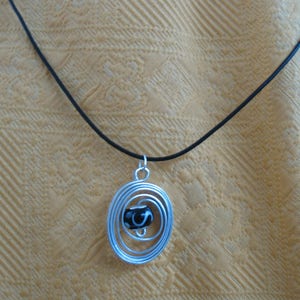 Un joli pendentif : une perle de verre Lampwork noire et blanche travaillée avec un fil d'aluminium plat couleur argent image 2