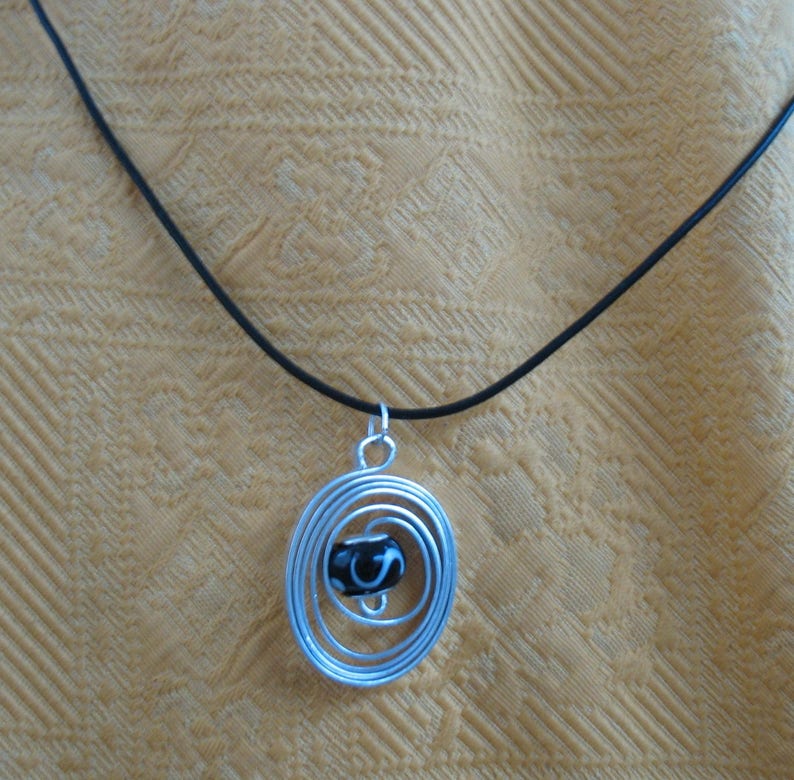 Un joli pendentif : une perle de verre Lampwork noire et blanche travaillée avec un fil d'aluminium plat couleur argent image 2