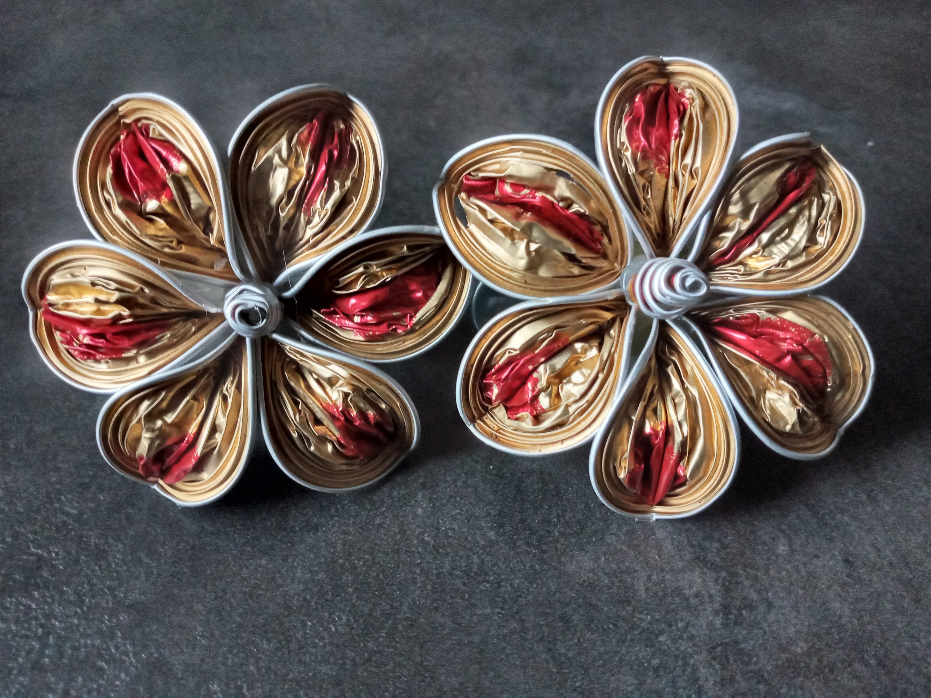 Embrasses de Rideau Rouge et Or, en Capsules Nespresson Recyclées, avec Pinces à L'arrière