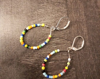 boucles d'oreilles style créole, avec un mélange de perles de rocaille multicolores