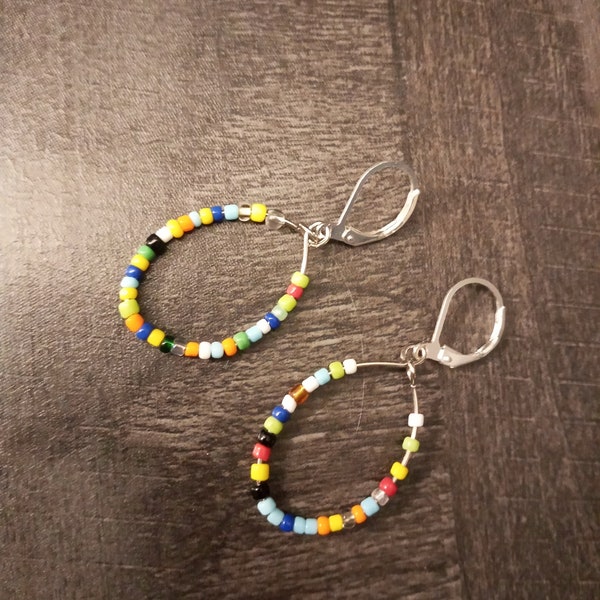 boucles d'oreilles style créole, avec un mélange de perles de rocaille multicolores