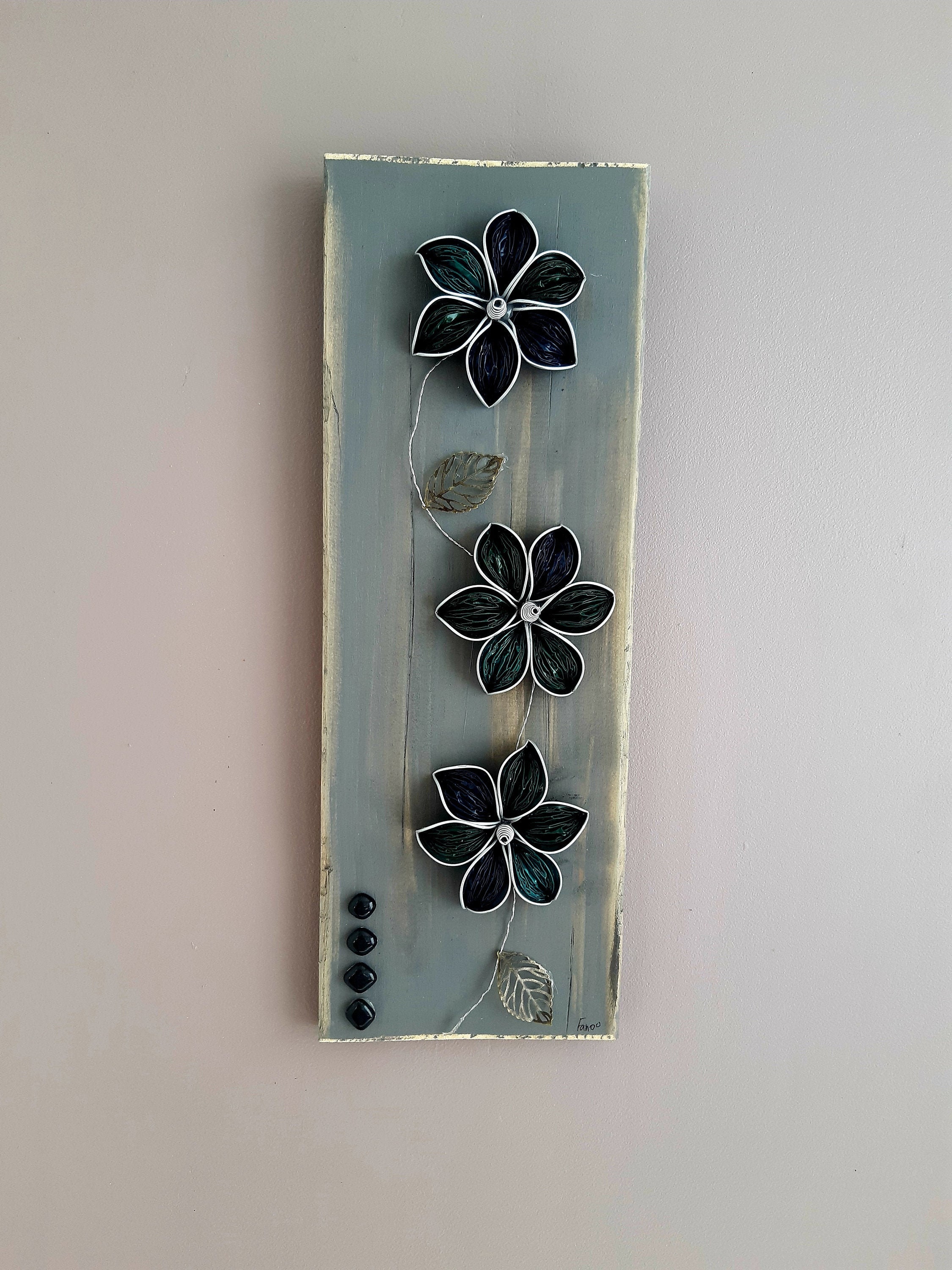 Tableau Fleuri sur Bois Vieilli Cérusé Grise, à Base de Capsules Nespresso Recyclés et Feuilles Fili