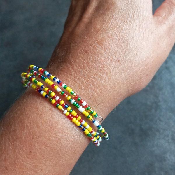 Bracelet mémoire de forme en acier, avec un mélange multicolore de perles de rocaille