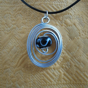 Un joli pendentif : une perle de verre Lampwork noire et blanche travaillée avec un fil d'aluminium plat couleur argent image 1