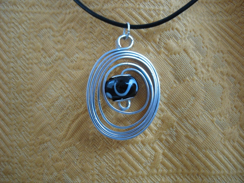 Un joli pendentif : une perle de verre Lampwork noire et blanche travaillée avec un fil d'aluminium plat couleur argent image 1