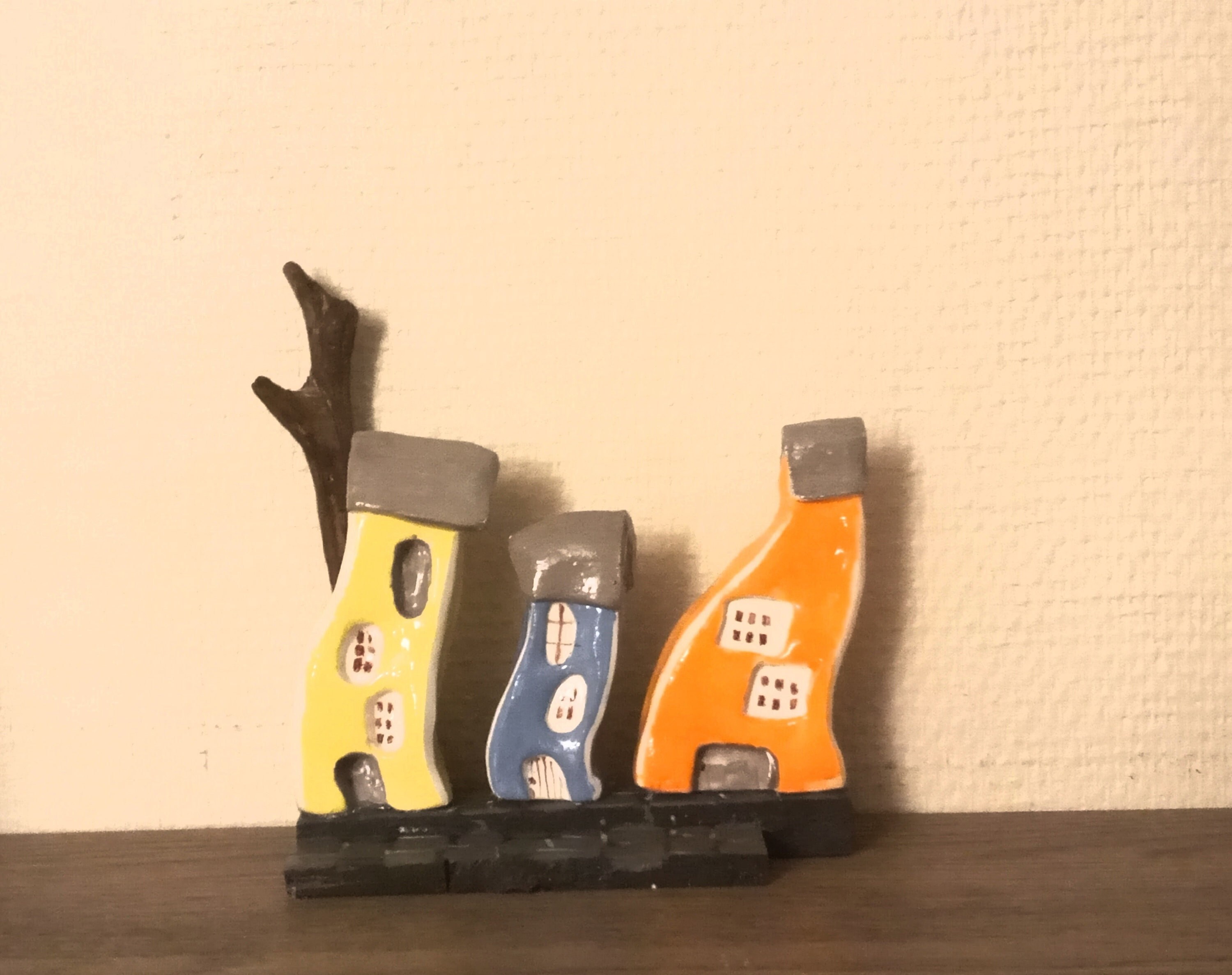 Un Petit Village Biscornu sur Des Pavés et Orné d'un Arbre en Bois Flotté.