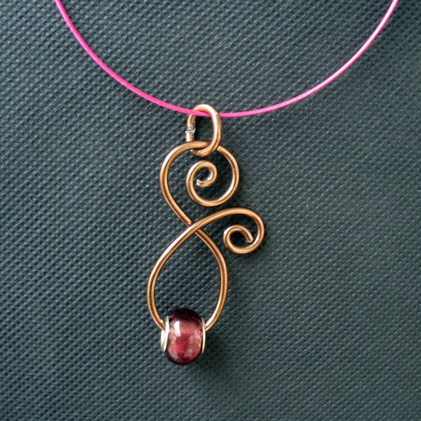 Nouvelle collection : un pendentif tout en arabesque avec une perle en verre Lampwork