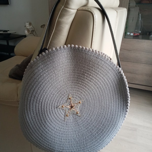 Joli sac rond en coton gris et cuir noir. Fait main. Anse en cuir noir et blanc. Etoile blanche et or strass