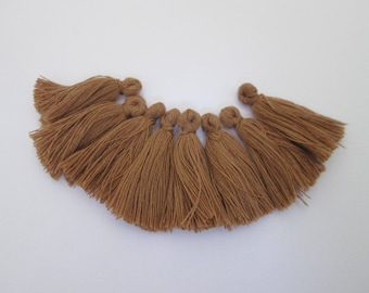 8 pompons en fils de coton longueur 3 cm couleur : caramel