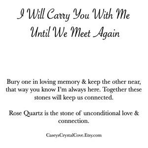 Puede incluir: Una imagen en blanco y negro con el texto "I Will Carry You With Me Until We Meet Again". El texto est&aacute; en una fuente cursiva. Debajo del texto hay un mensaje sobre enterrar una piedra en memoria cari&ntilde;osa y mantener la otra cerca. El mensaje tambi&eacute;n dice que el cuarzo rosa es la piedra del amor incondicional y la conexi&oacute;n. El texto "CaseysCrystalCove.Etsy.com" est&aacute; en la parte inferior de la imagen.