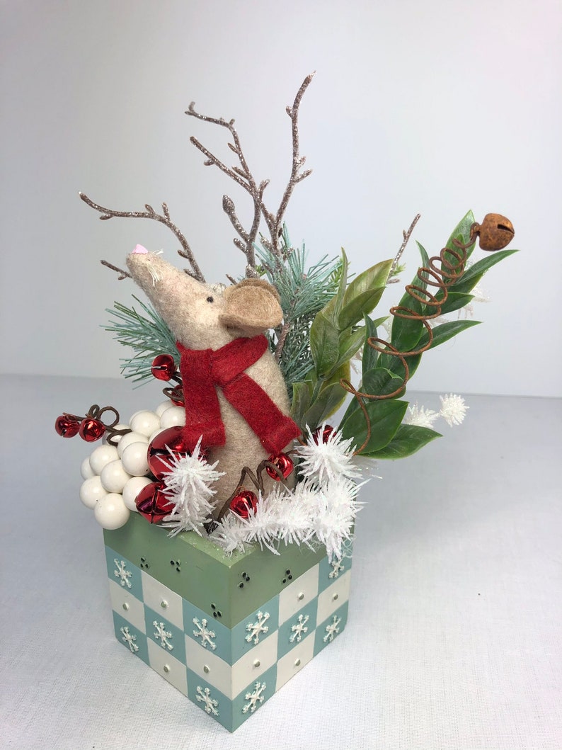 Handmade Original Mouse Holiday Christmas Decor Red Bells /& Greenery Wool Felt Mouse Sitting in a Snowflake Theme Dish with White Berries