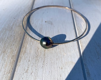 Brazalete de perla de Tahití martillada y chapada en oro de 14 kt