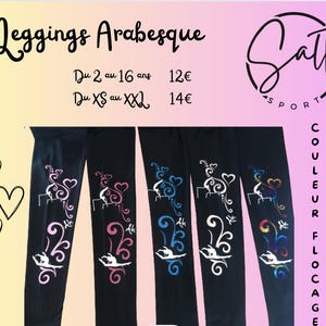 Peut inclure: Leggings noirs avec un motif arabesque blanc représentant une gymnaste sur une poutre d'équilibre. Les leggings sont disponibles en tailles 2-16 et XS-XXL. Le texte "Leggings Arabesque Salto Sport" est visible en haut de l'image. Le texte "Du 2 au 16 ans 12€ Du XS au XXL 14€" est visible au centre de l'image.