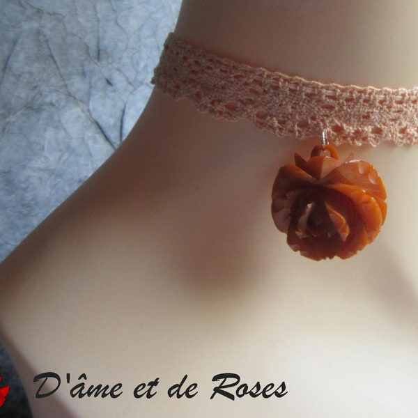 COLLIER romantique 12 ras du cou - dentelle chair et rose bakelit vintage