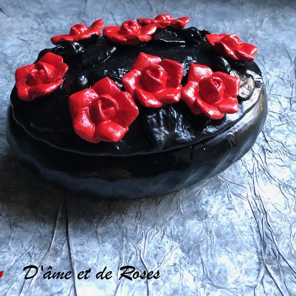 Boite noire ovale 29 avec 8 roses rouges