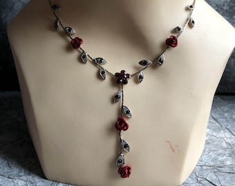 Collar 2 rosas rojas en metal