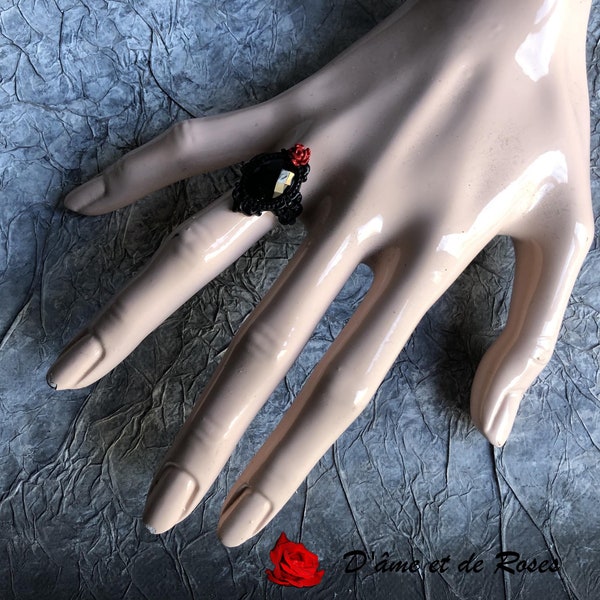 Bague noire 29 avec une pierre noire et une rose rouge