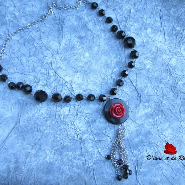 Collier 42 perles noires et rose rouge