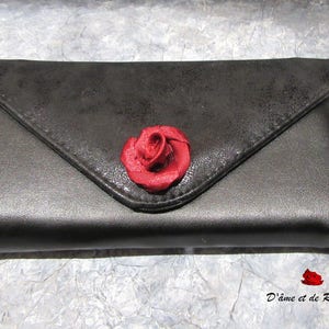 Pochette 2 noire avec une rose rouge