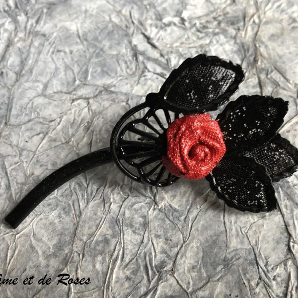 Broche baroque 57 et rose rouge